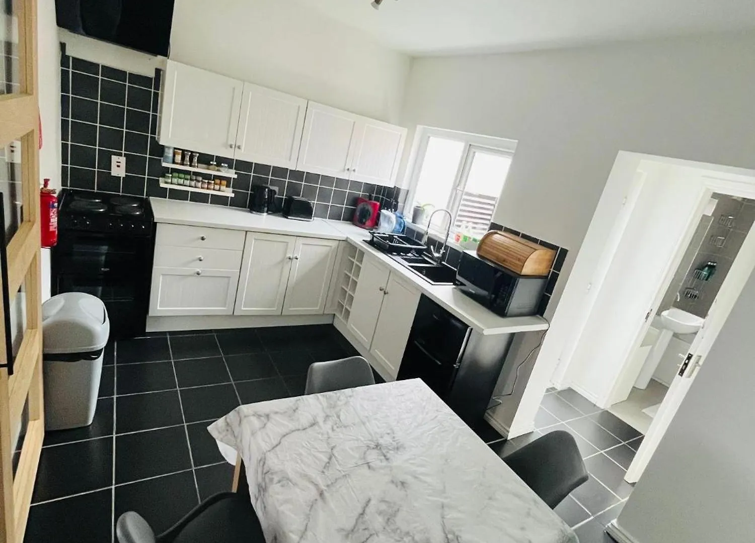 Cosy House With Floating Beds In Belfast Villa